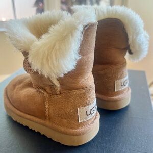 🤎🥾UGG KIDS BAILEY BUTTON II FUR SUEDE BOOT🥾🤎